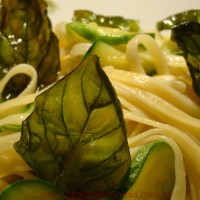 Fettucine com Abobrinha e Basilicão frito