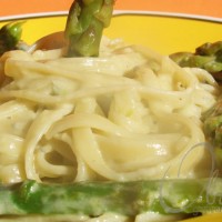 Fettuccine com molho cremoso e Aspargos