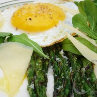 Ovos de Pata fritos com Aspargos grelhados
