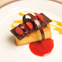Brioche tostada, ganache guanaja e frutas da montanha