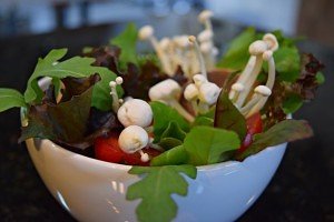 Cogumelos Enoki e uma salada