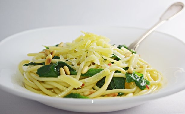 Espaguete alho e óleo com espinafre e pinolis 1