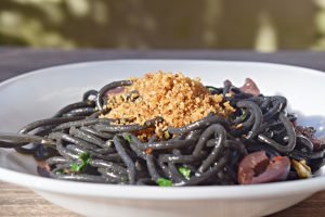 Espaguete Negro com Anchovas e Pangritata