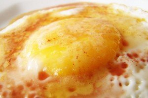 Ovos Fritos com Manteiga Escura – Oeufs Frits au Beurre Noir