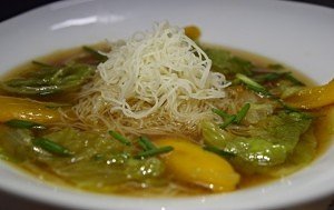 Sopa de Bifun com Acelga, Mini Pimentões a Alho-Poró