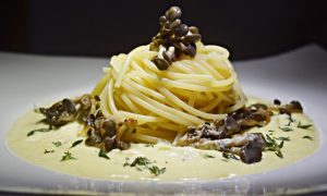 Espaguete com Fonduta de Parmigiano-Reggiano e Cogumelos
