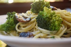 Espaguete Alho e Óleo com Brócolis e Cogumelos