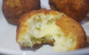 Bolinho de Aipim com Queijo