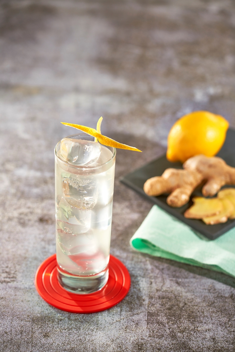 Mixologista ensina 6 drinks com sake para sair do óbvio